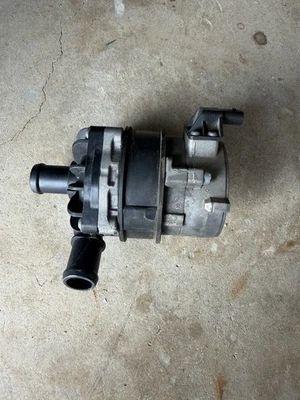 AUDI A6 A7 A8 S4 S5 Q7 2010-2018 3,0 L - Bomba de agua auxiliar 8K0965567 OEM Foto 1 de 3