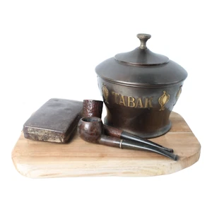 Vintage Tabakdose aus Metall mit Holzpfeifen, Blechdose und rustikalem Holztablett - Bild 1 von 13