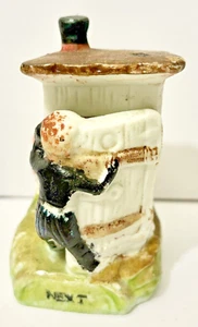 Vintage Japan Out House "Next" con uomo vestito nero che sbircia nella statuina - 2" x 3,5" - Foto 1 di 9