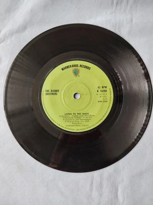 THE DOOBIE BROTHERS "LISTEN TO THE MUSIC" 1972 7" VINYL SINGLE IN A PLAIN SLEEVE - Image 1 of 4