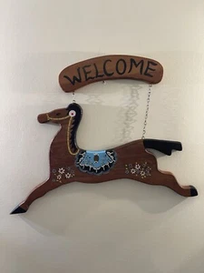 Fantasievolles handbemaltes Willkommensschild Pferd aus Holz - Bild 1 von 7