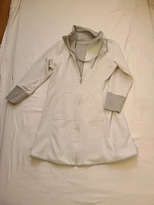 Chaqueta larga reversible gris a rayas/blanca talla M en blanco sin marca con capucha y cremallera Foto 1 de 4
