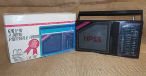 Radio Portátil AM/FM Vintage AC/DC HPSS Modelo OA-93 Funciona Batería AA NUEVO - Imagen 1 de 7