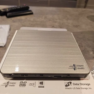 Hitachi-LG GP60NS60 8x DVD-RW USB 2.0 Silver Slim External Optical Drive - Afbeelding 1 van 11