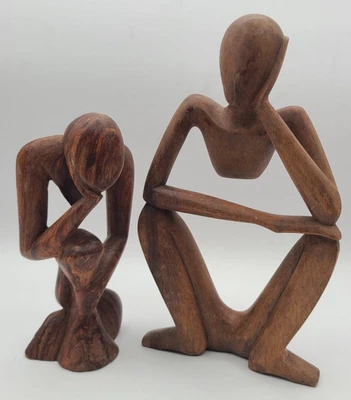 Lote de duas esculturas abstratas de madeira estatuetas pensadoras artesanais "pensantes" - Imagem 1 de 4