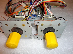 Joystick rotanti SNK originali, si tratta di estrazioni da una conversione di gioco molto tempo fa. - Foto 1 di 8