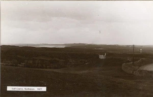 REAL PHOTO POSTCARD OF THE GOLF COURSE SEAHOUSES, NORTHUMBERLAND, JOHNSTON #8477 - Foto 1 di 2