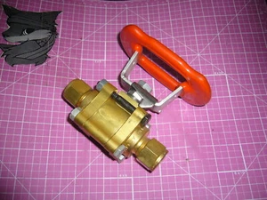 Válvula de bola de latón de 3 piezas WHITEY, tubo de E/S de PTFE reforzado de 1/2"" OD, 1500 PSI NUEVO DE LOTE ANTIGUO - Imagen 1 de 4