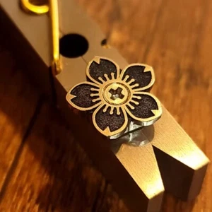 Cuchillo pulsador de latón negro flor de cerezo clavo de botón para Emerson - Imagen 1 de 6