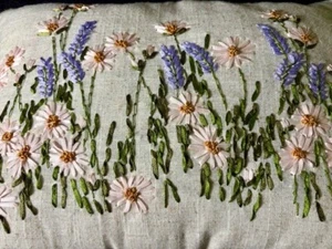Almohada Primavera Flores Salvajes Tema 10”x17” Cierre de Cremallera - Imagen 1 de 6