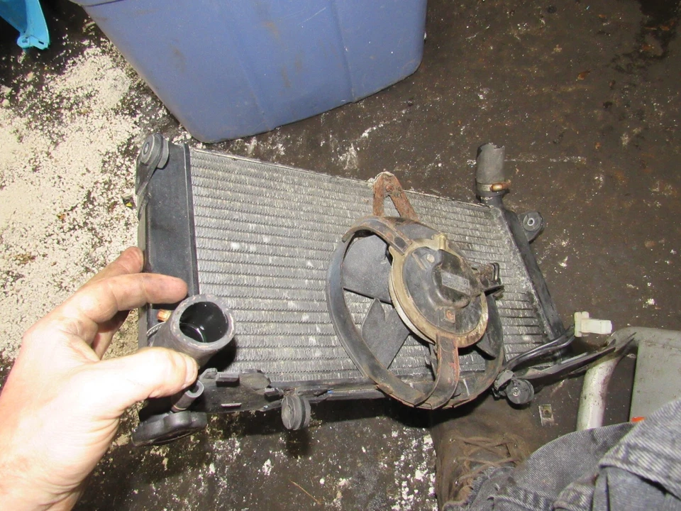1992 honda cbr600 f2 radiator and cooling fan - Image 1 of 1