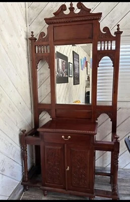 Antiguo árbol de entrada de caoba, corona de laurel Foto 1 de 4