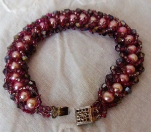 KOSTENLOSER VERSAND NEU Designer 500 lila Glasperlen & Perlen SPIRALSTICH 7" ARMBAND - Bild 1 von 1