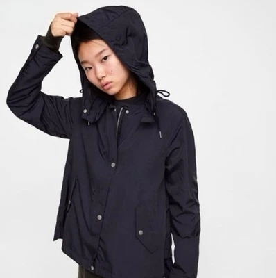 Chaqueta cortavientos Zara Basic para mujer talla pequeña con capucha negra Foto 1 de 4