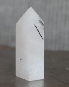 KLEINER SCHWARZER TURMALIN MIT QUARZSPITZE 2,16 ZOLL HOCH / 42,3 GRAMM - Bild 1 von 6