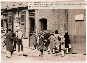 Roubaix.Grêves du Nord.Groupe ouvrières entrant Filature.Photo Agence ROL.1930. - Bild 1 von 2