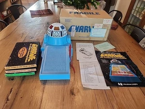 Vintage Charlie der liebenswerte Lehrroboter mit 3 Kartensets, Box, Handbuch funktioniert - Bild 1 von 8