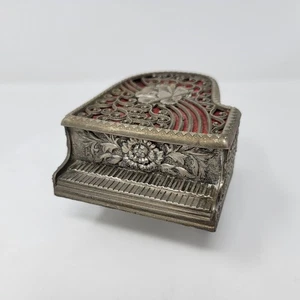 Antigua caja de música en forma de piano con intrincado forro de terciopelo filigrana tono plateado - Imagen 1 de 9