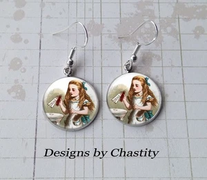 Alice im Wunderland Ohrringe Drink Me Vintage Glas Foto veränderte Kunst baumeln  - Bild 1 von 1