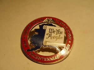 1987 US CONSTITUTION BICENTENNIAL PIN BACK - ALASKA WE THE PEOPLE NEW OLD STOCK - Picture 1 of 8