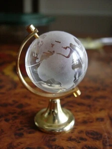 CRYSTAL EARTH GLOBE ON STAND WITH CONTINENTS LAZER ENGRAVED - Picture 1 of 8