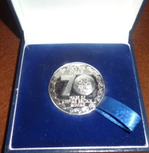 MONEDA EN MOVIMIENTO SIETE MARES 70 AÑOS DE MANTENIMIENTO BRITAIN 1935-2005 EN ESTUCHE - Imagen 1 de 4