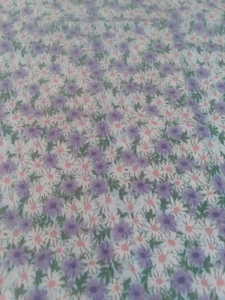 Tela estampada batik de rayón 58" de ancho, margarita y púrpura aster, EE. UU. - Imagen 1 de 2
