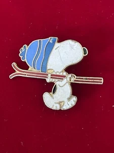 Snoopy hält Ski Cloisonné Emaille Krawatte Revers Scharnier Pin Skifahren Peanuts Gang - Bild 1 von 2