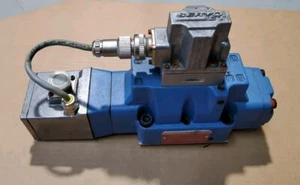 MOOG D662-4720 HYDRAULIC SERVO VALVE, +/- 10V SIGNAL, SUPPLY 24VDC - Picture 1 of 5