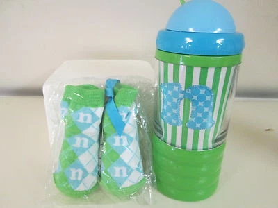 Mud Pie Inicial "N" Sip-n-Munch Baby Cup e Meias Iniciais, Azul e Verde, Novo com etiquetas - Imagem 1 de 4