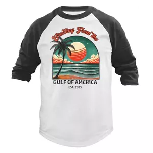Saluto dal Golfo d'America Patriottico USA Donald Trump MAGA Manica 3/4 Raglan - Foto 1 di 10