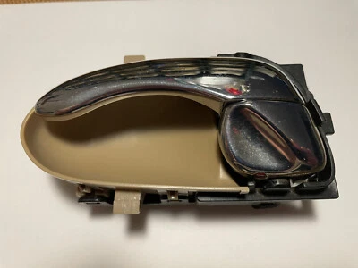 MANIJA PUERTA INTERIOR CROMADA NISSAN MAXIMA GLE 2002-03 LH BISEL BEIGE OEM USADA Foto 1 de 4