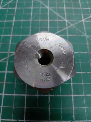 304 Stainless Steel Hex Pipe Reducer Male 1-1/2" NPT to Female 1/4" NPT 150# - Image 1 of 2