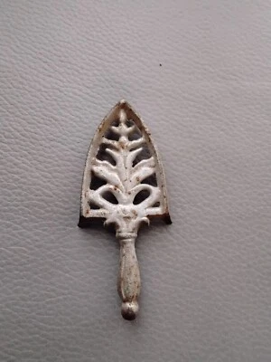 Fer à Repasser Ancien Repose Fer Miniature Poupée Jouet - Photo 1/4