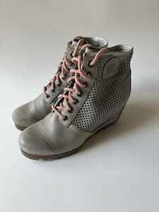 Sorel Boots Premium Wedge Booties Grey Perf. Leather NL2420-081 Women's Size 9 - Picture 1 of 8