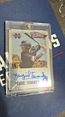 Onyx Authenticated 2020 automático Colorado Rockies #NAYF Yanquiel Fernández | Cuba Foto 1 de 2