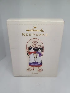 Hallmark Keepsake 2006 sorelle gatti seduti sulla sedia ornamento con scatola - Foto 1 di 5