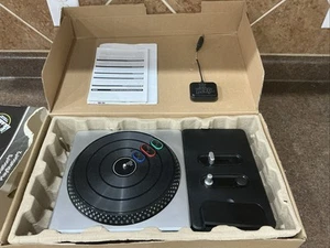 PS3 DJ Hero Wireless Plattenspieler DJ Hero *Verpackung beschädigt* Schön! - Bild 1 von 3