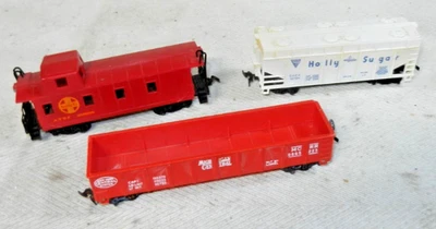 3 HO freight cars: Lionel gondola, Bachmann caboose, Tyco operating hopper (C) - Image 1 of 4