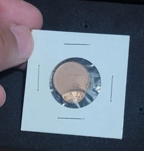 LINCOLN CENT SRTUCK OFF CENTER-RARE-MINT ERROR- - Picture 1 of 3