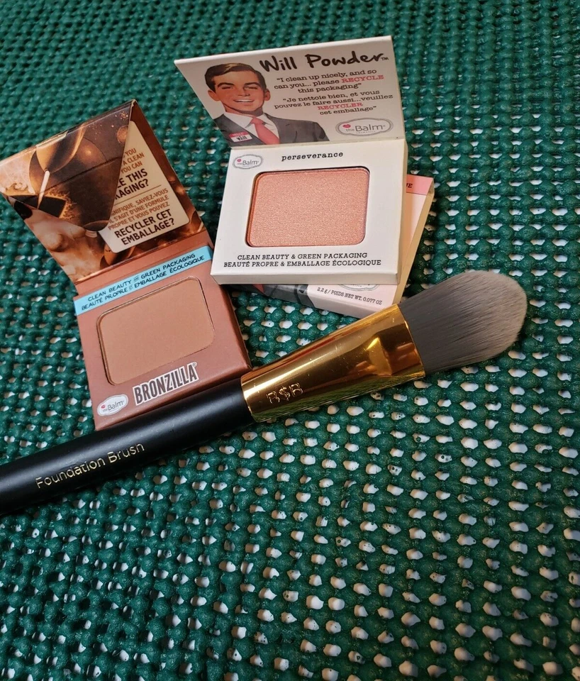 Bronceador rubor y bronceador theBalm Perseverance con cepillo de belleza Foto 1 de 1