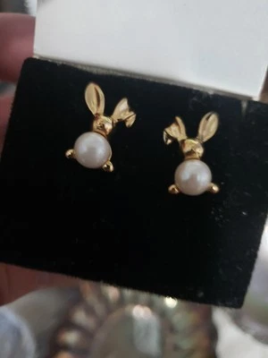 Винтажные золотистые серьги Avon с жемчужным кроликом и стойками из хирургической стали - Изображение 1 из 3