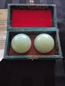 QIGONGKUGELN, JADE IN BROKATÜBERZOGENER BOX, MIT ANLEITUNG, VINTAGE.Bilder - Bild 1 von 8