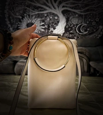 Bolso Bandolera INC International Concepts Crema $199 Bolso de Hombro con Anillo Dorado Foto 1 de 4