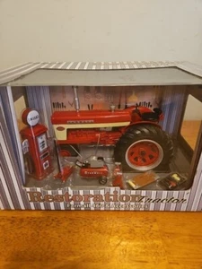 1/16 ERTL Case International Farmall 460 Restoration Tractor with Accessories - Picture 1 of 12