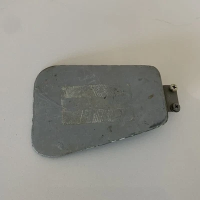 1968 Volkswagen Beetle 1600 OEM tampa da porta de enchimento de gás combustível com parafusos - Imagem 1 de 4