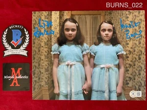 Lisa & Louise Burns doppia foto firmata 8x10 The Shining Grady Twins Beckett - Foto 1 di 1