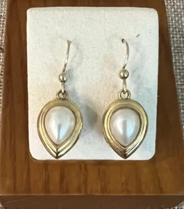 Vintage Gold Tone Faux Pearl Tear Drop Shape Design Dangle Earrings - Picture 1 of 3