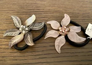 Soporte de cola de caballo con flores Eve Reid, gris o rosa NUEVO - Imagen 1 de 2