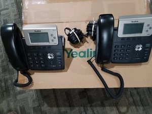 (2) Yealink SIP-T23G - VOIP Black Phones w/Stand, Handset, and AC Adapter - Zdjęcie 1 z 1